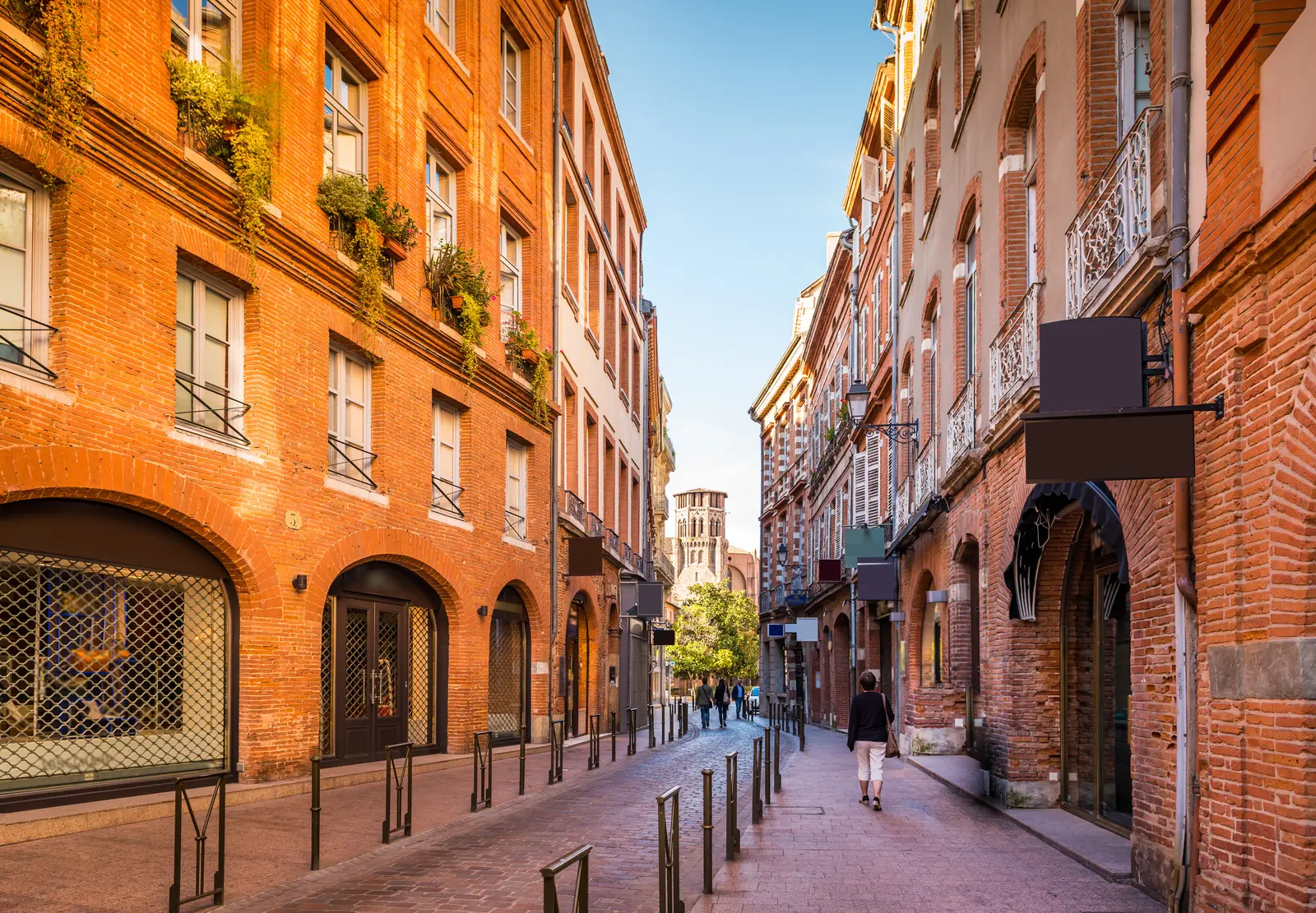 Entrée discrète d'un petit hôtel indépendant dans une rue toulousaine en briques.